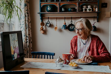 KOMP er en datamaskin med en knapp, som knytter analoge seniorer tettere sammen med deres digitale familier. 